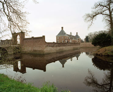 844559 Gezicht op het stalgebouw (rechts) Kasteel Amerongen (Drostestraat), met de slotgracht en toegangsbrug, dat door ...